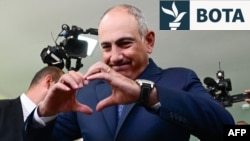 Kryeministri armen, Nikol Pashinian, bën shenjën e zemrës pas votimit në zgjedhjet parlamentare. Jerevan, 7 qershor 2026. 