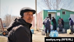 Житель села Приречное Жанбай Габдол ждет очереди за питьевой водой. Акмолинская область, 21 апреля 2021 года.