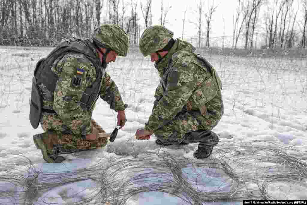 Військові закріплюють загородження