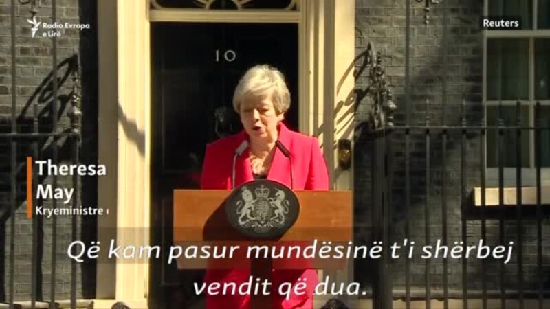 Kryeministrja britanike përlotet në fjalimin e dorëheqjes