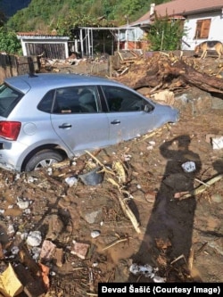 Zatrpani automobil u odronu u selu Zlate kod Jablanice, 4. 10. 2024.