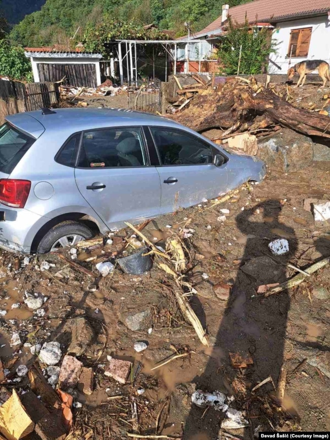 Zatrpani automobil u odronu u selu Zlate kod Jablanice, 4. 10. 2024.