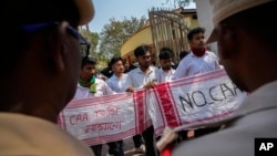 Studenti protestuju protiv Zakona o izmjenama i dopunama o državljanstvu u Guvahatiju, Indija, 12. marta. Nova pravila koja je uveo Nju Delhi 11. marta isključuju muslimane, koji su većina u sve tri zemlje - Afganistanu, Pakistanu i Bangladešu.