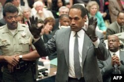 O.J. Simpson duke treguar gjykatësve doreza në numër të madh nga ato që ishin gjetur në skenën e kriit, gjatë gjykimit më 21 qershor 1995.