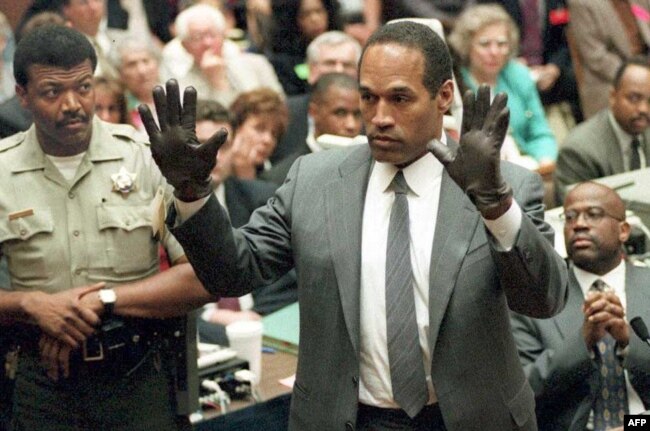 O.J. Simpson duke treguar gjykatësve doreza në numër të madh nga ato që ishin gjetur në skenën e kriit, gjatë gjykimit më 21 qershor 1995.