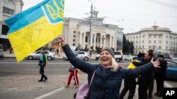Украинцы собрались в центре Херсона, чтобы отпраздновать деоккупацию своего города, 12 ноября 2022 года