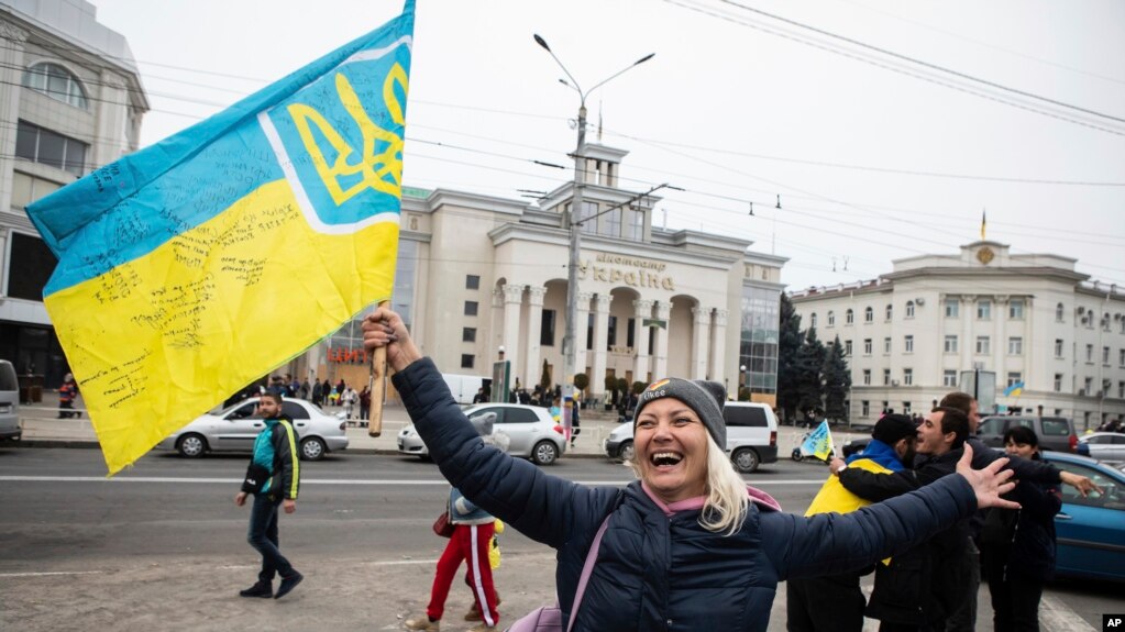 Українці збираються в центрі міста, щоб відсвяткувати деокупацію свого міста Херсон, 12 листопада 2022 року