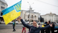Українці збираються в центрі міста, щоб відсвяткувати деокупацію свого міста Херсон, 12 листопада 2022 року