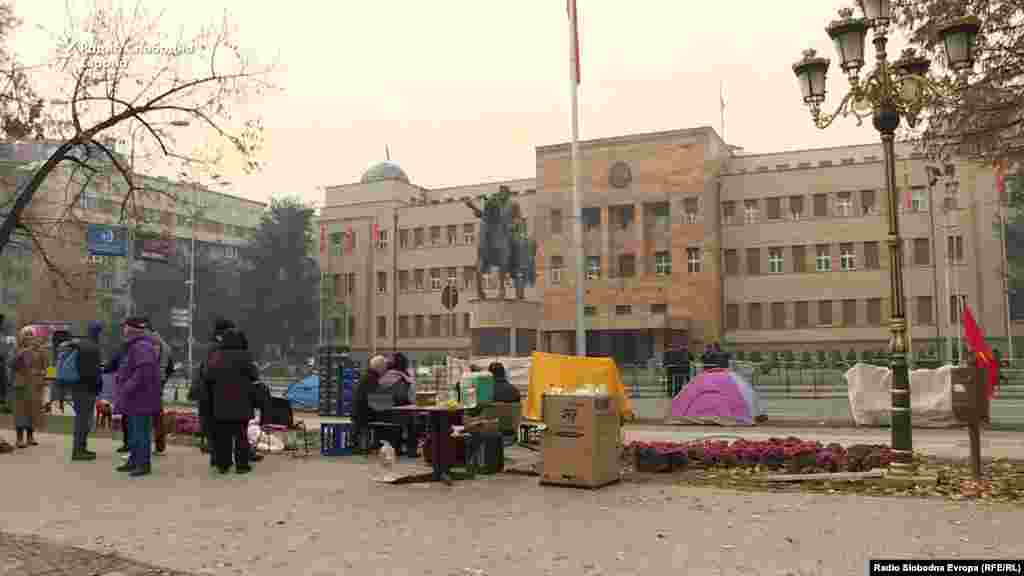 МАКЕДОНИЈА - До Собранието на Република Македонија во законскиот рок пристигнале седум амандмани на предлог-амандманите на Уставот и тоа два од Алијансата на Албанците, еден од Беса, еден од пратеникот од СДСМ Мухамед Зеќири и три од Независната пратеничка група на ВМРО-ДПМНЕ и коалицијата. Амандмани не поднеле пратеничките групи на опозициската ВМРО-ДПМНЕ, ДУИ и СДСМ.