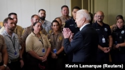 Američki predsednik Joe Biden sa spasiocima na Floridi, 1. jul