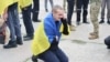 «Україна понад усе, мамо! Я незламний! Я люблю свою країну!», ‒ каже, крізь сльози, своїй мамі по телефону один із звільнених з полону РФ українських військовослужбовців