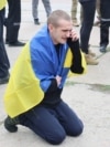 «Україна понад усе, мамо! Я незламний! Я люблю свою країну!», ‒ каже, крізь сльози, своїй мамі по телефону один із звільнених з полону РФ українських військовослужбовців