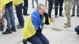 «Україна понад усе, мамо! Я незламний! Я люблю свою країну!», ‒ каже, крізь сльози, своїй мамі по телефону один із звільнених з полону РФ українських військовослужбовців