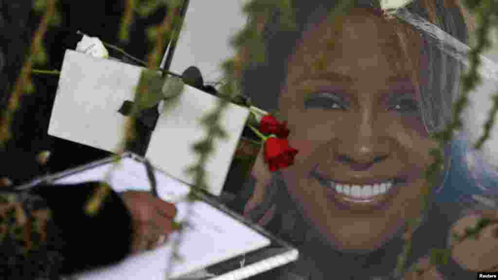 جسد ویتنی هیوستون، خواننده شهیر آمریکایی، در ماه فوریه در هتلی در کالیفرنیا یافت شد.