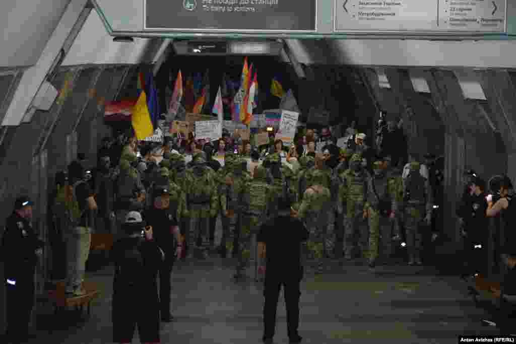 Учасників маршу охороняв щільний кордон поліції та спецпризначенців