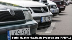 12 вересня Верховна Рада ухвалила президентський законопроєкт про відтермінування ще на 90 днів штрафних санкцій для власників нерозмитнених автомобілів з іноземною реєстрацією