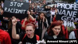 Gratë kosovare thërrasin gjatë një tubimi për barazi gjinore dhe kundër dhunës ndaj grave për të shënuar Ditën Ndërkombëtare të Grave në Prishtinë, 8 Mars 2019.