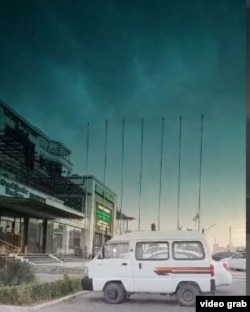 Куннинг иккинчи ярмида Grand Sherzod меҳмонхонаси олдида кўтарилган байроқларнинг ҳаммаси ечиб олинди.