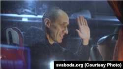 Павал Севярынец ў аўтобусе неўзабаве пасьля вызваленьня з калёніі. Ілюстрацыйнае фота