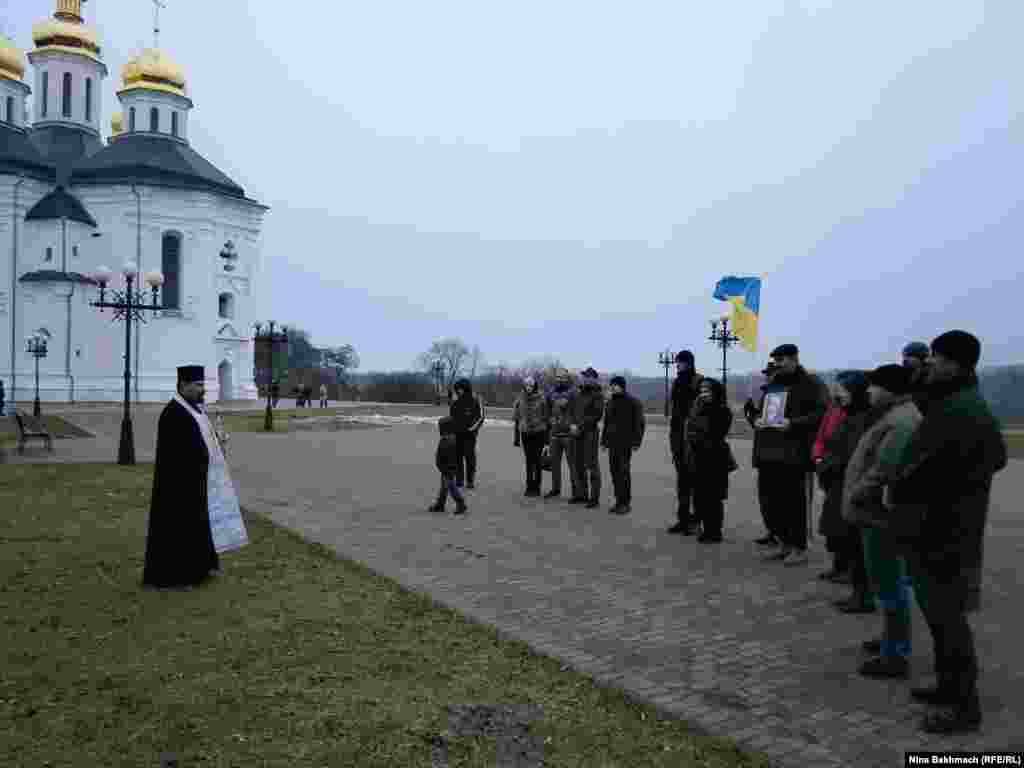 Кілька десятків чернігівців зібрались біля козацької церкви святої великомучениці Катерини