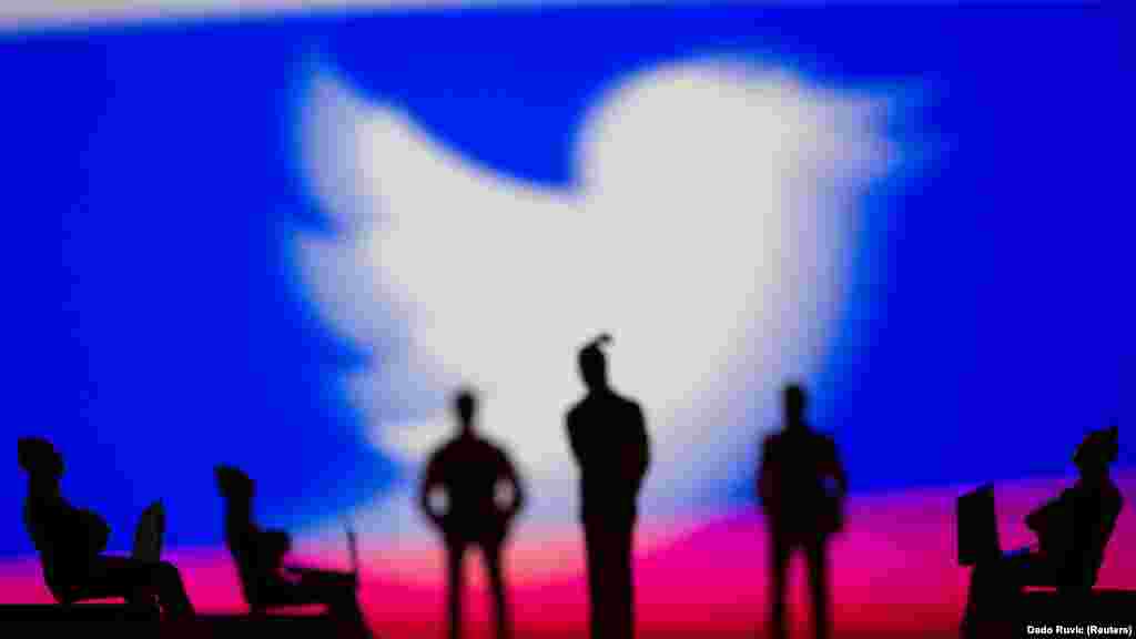 РУСИЈА - Рускиот суд му изрече казна на Твитер од речиси 100 илјади евра поради тоа што социјалната мрежа не избришала содржина, која според властите, била забранета. Ова е прва казна, но, во следните денови се очекуваат серија на пресуди против американските социјални медиуми во Русија. Во моментов има случаи против Фејсбук и Јутјуб.