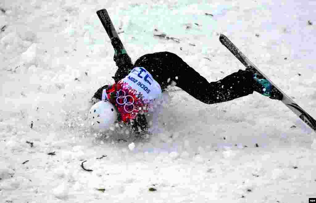 Russia -- Anastasiya Novosad of Ukraine in action during the Women&#39;s Aerials Qualification at the Sochi 2014 Olympic Games, Krasnaya Polyana, February 14, 2014 Фристайлістка Надія Мохнатська з України під час кваліфікації з акробатики