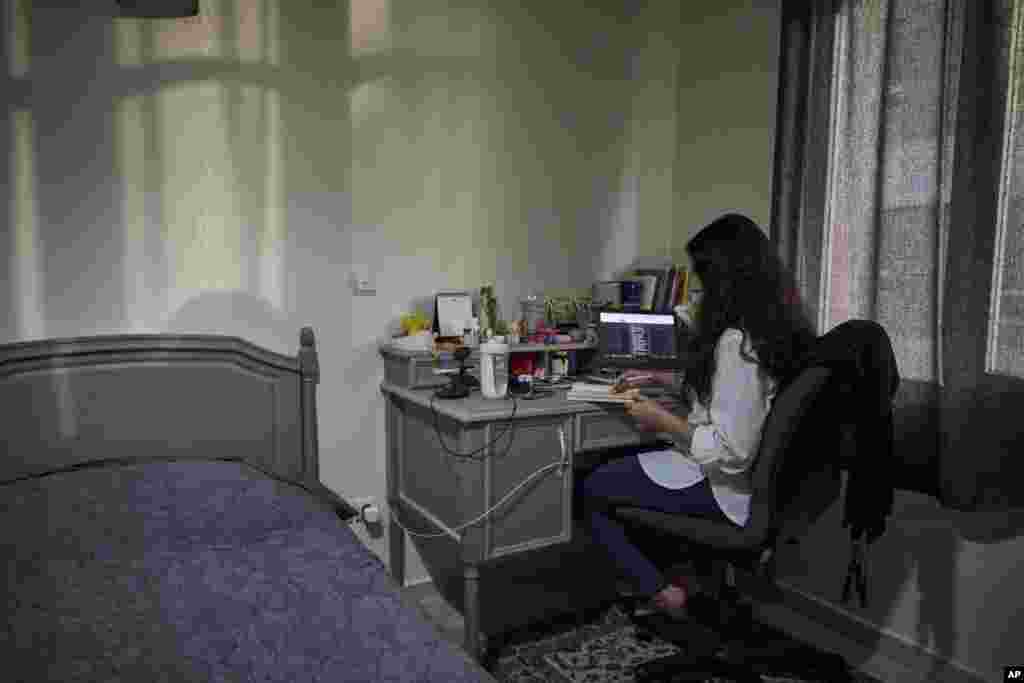 مستانه، که دانشجوی زبان فرانسهای است، با قطع اینترنت دستوپنجه نرم میکرد و نمیتوانست امتحانهای نهایی آنلاین خود را بدهد. مادرش مریم میگوید آخرین روز جنگ ترسناکترین روز بود.