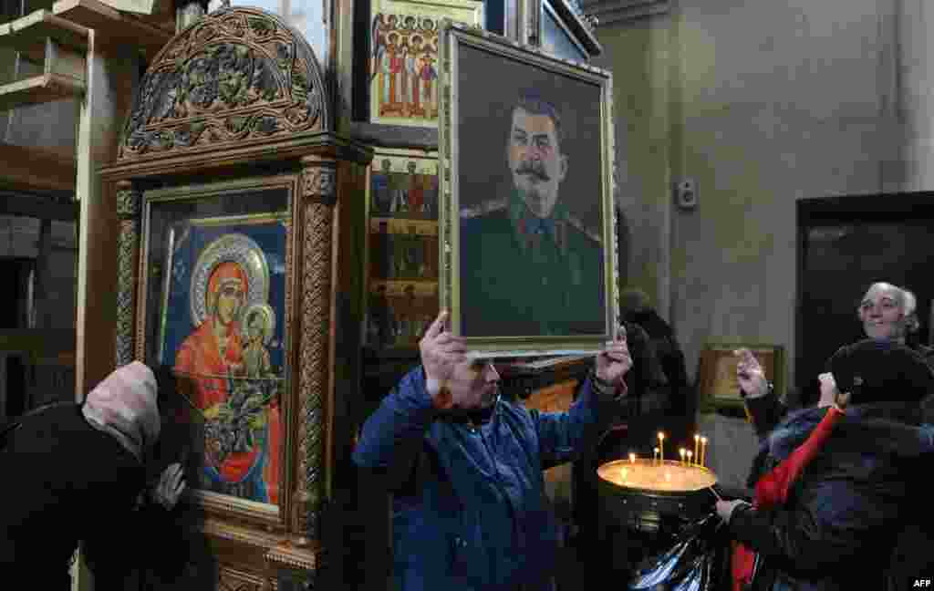 5 martie - 60 de ani de la moartea lui Stalin. &Icirc;ntr-o biserică din Gori, Georgia, locul de baştină al dictatorului sovietic.