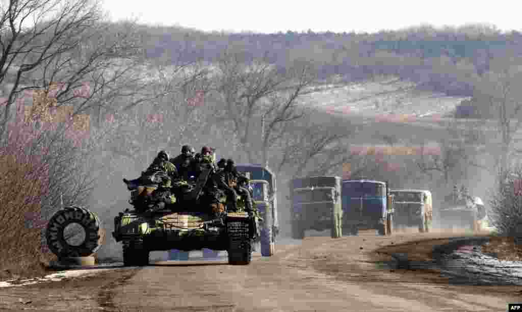 Колонна украинских военных проезжает мимо Артемовска после выхода из Дебальцевского плацдарма, 18 февраля 2015