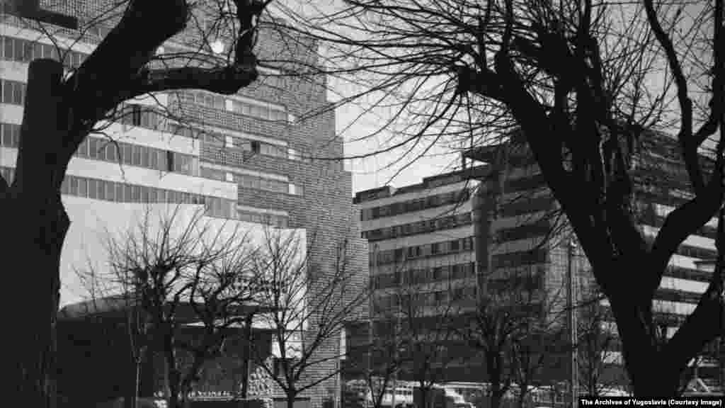 A Belgrád központjában található Vezérkari Épület 1965-ben épült. Az ingatlant a jugoszláv hadsereg főhadiszállásának építették. A ma Bosznia-Hercegovinában található Sutjeska folyó körüli kanyonok (a második világháború egyik kulcsfontosságú csatájának helyszíne) mintájára tervezték 