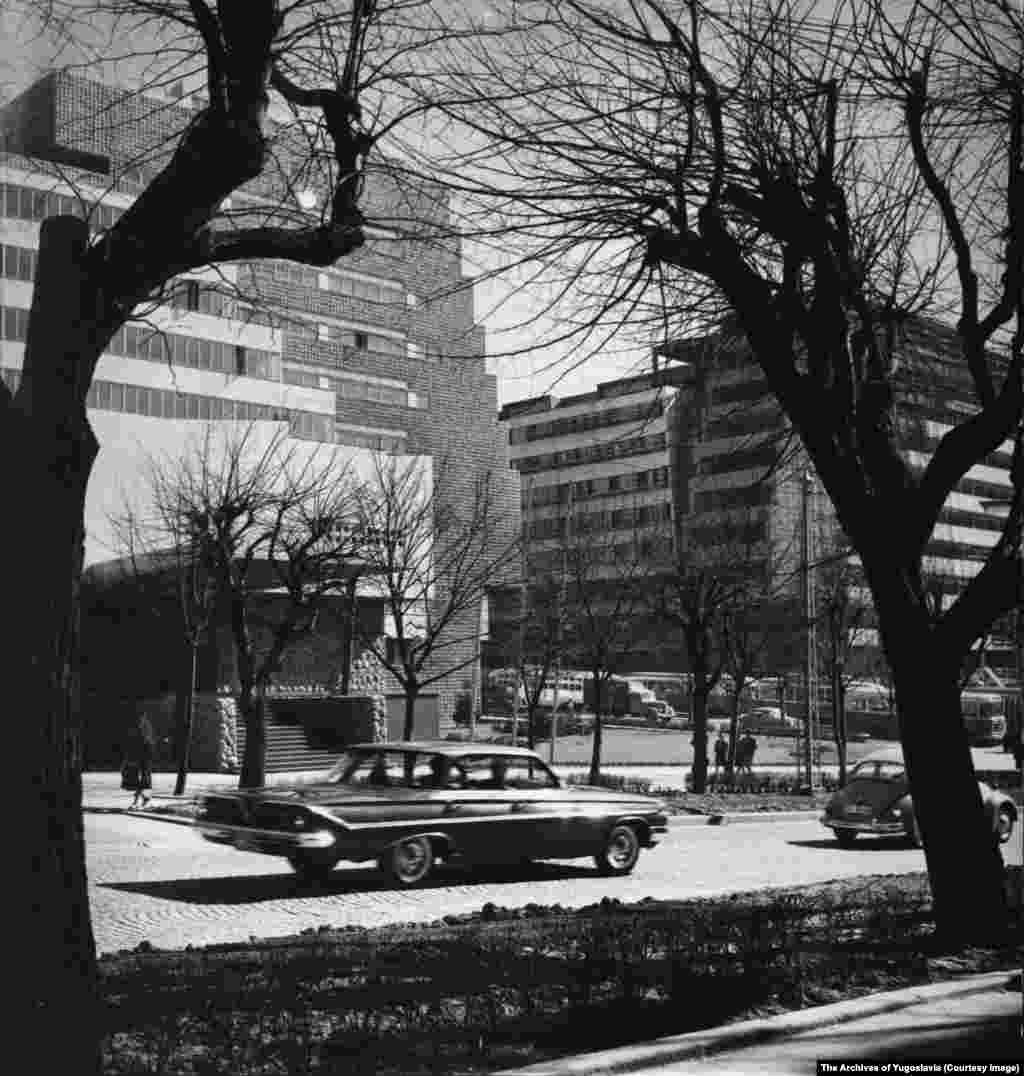 Будівля Генерального штабу в центрі Белграда, сфотографована невдовзі після завершення її будівництва в 1965 році.Будівля була спеціально побудована для розміщення у ній штабу югославських збройних сил і спроєктована так, щоб імітувати каньйони, що оточують річку Сутьєска в сучасній Боснії та Герцеговині, де відбулася ключова битва Другої світової війни