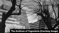 Здание Генерального штаба в центре Белграда, сфотографированное вскоре после завершения его строительства в 1965 году. Здание было специально построено для размещения в нем штаба югославских вооруженных сил и спроектировано так, чтобы имитировать каньоны, окружающие реку Сутьеска в современной Боснии и Герцеговине, где произошла ключевая битва Второй мировой войны