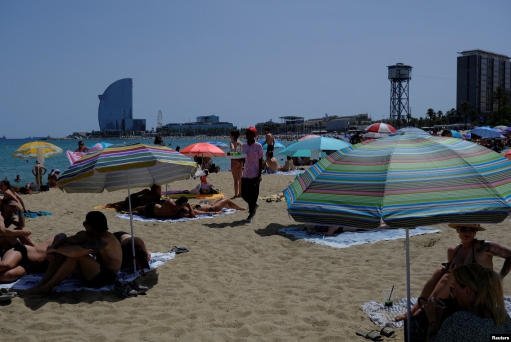 Plazhet në Barcelonë janë të mbushura me njerëz gjatë valës së të nxehtit që ka përfshirë një pjesë të madhe të Spanjës, më 21 qershor 2026.