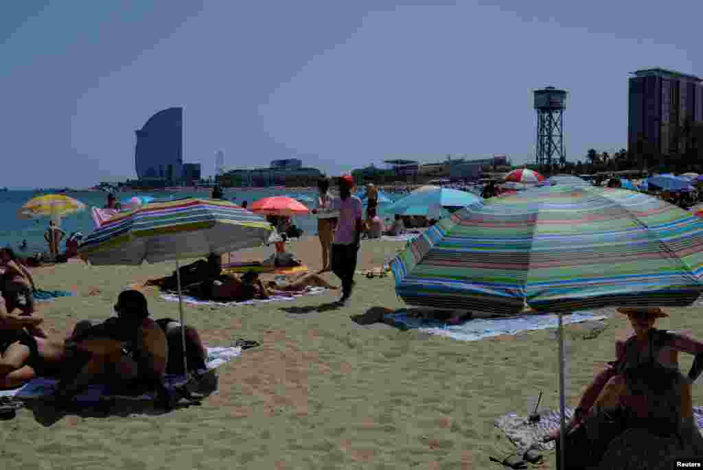 Plaže u Barseloni su pune ljudi tokom toplotnog talasa koji je zahvatio veliki dio Španije, 21. juni 2026. 