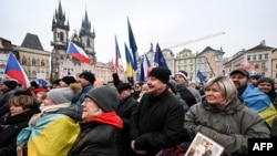 Manifestanții au fluturat la protest steagurile Cehiei, Ucrainei și Uniunii Europene