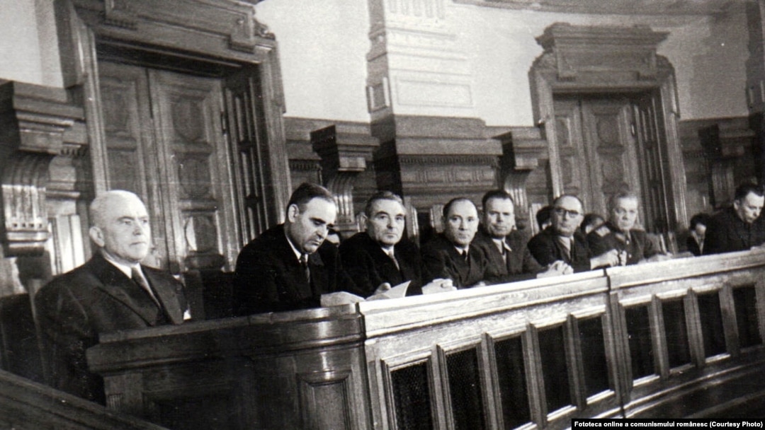 Marii boși comuniști printre care Petru Groza, Dej, Teohari Georgescu, Chivu Stoica și Vasile Luca, la adoptarea primului plan cincinal (14 decembrie 1950) Fototeca online a comunismului românesc, cota: 148(112)/1950