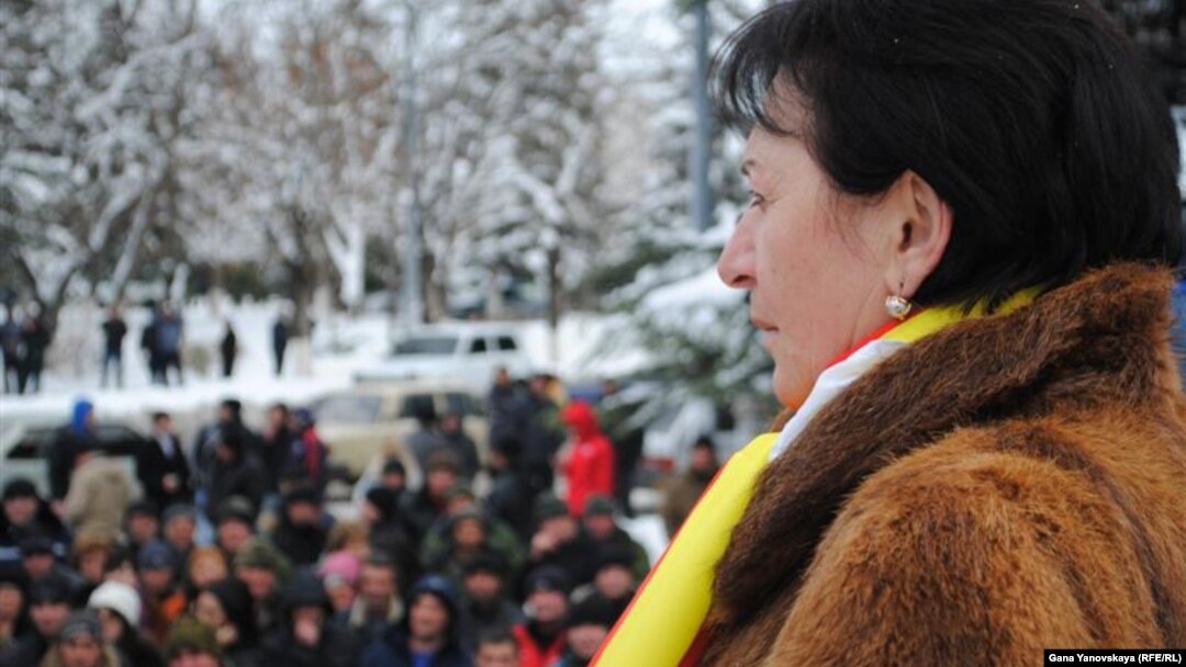 Алла Джиоева на митинге в её поддержку. Цхинвали, 1.12.2011