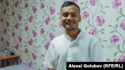 Abdullah Al Mamun, în camera sa dintr-un cămin al Universității Tehnice din Moldova (UTM)