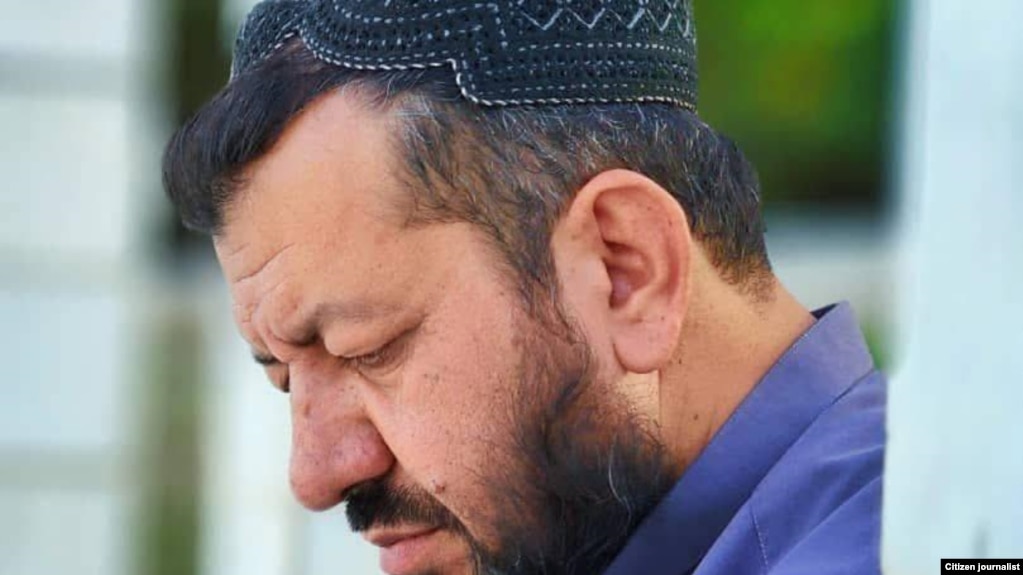 ډرامه لیکونکي او ممثل شریف الله مسرور مشهور په مرزا غالب کابل کې د چای پلورو ګټې ته ناست دی.