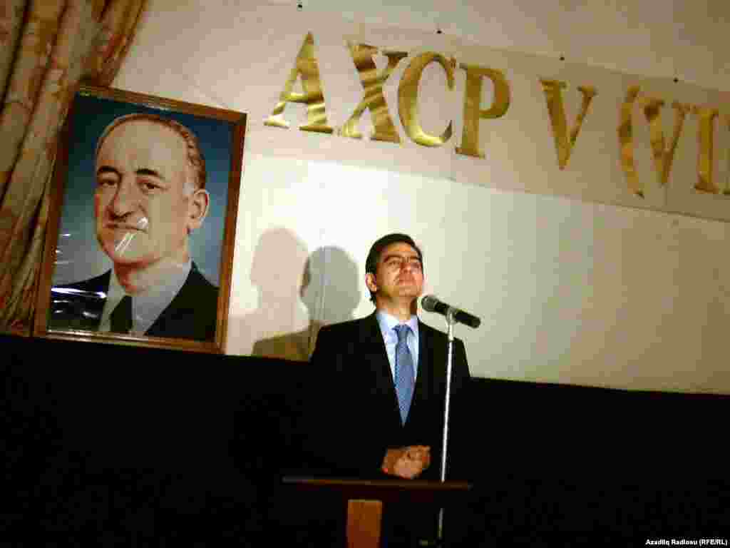 25 sentyabr - AXCP öz qurultayında Musavat partiyası ilə birləşmə qərarı təsdiqlədi