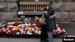 Zagrljaj pored improvizovanog memorijala u Sankt Peterburgu 24. marta za žrtve smrtonosnog napada na koncertu dvoranu u Moskvi.