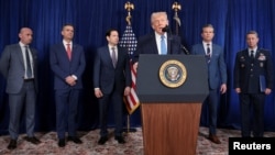 Дональд Трамп на пресс-конференции, вместе с замглавы администрации Белого дома Стивеном Миллером, директором ЦРУ Джоном Ратклиффом, госсекретарем Марко Рубио, министром обороны Питом Хегсетом и председателем Объединенного комитета начальников штабов Дэном Кейном. 3 января