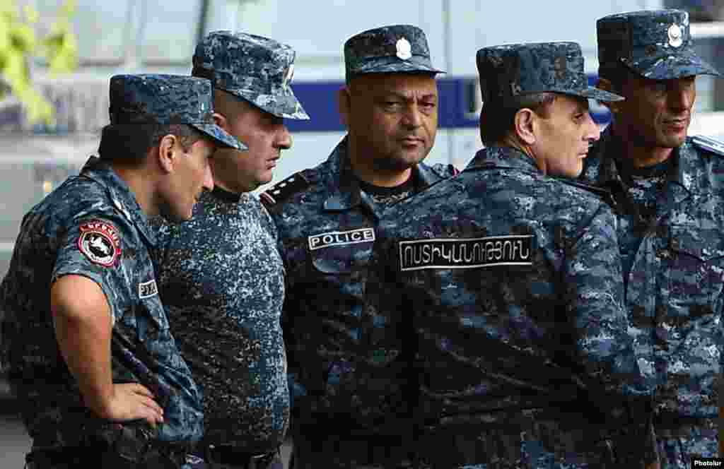 Armenia - Colonel Valeri Osipian (second from right) joins police forces deployed on Yerevan's Khorenatsi Street after being released by gunmen, 24Jul2016.