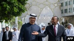 Președintele EAU, Șeic Mohamed bin Zayed al-Nahyan și premierul Etiopiei, Abiy Ahmed Ali, se plimbă prin „EXPO city” la deschiderea summitului ONU COP28, Dubai, 30 noiembrie (sursă: UAE Presidential Court) 