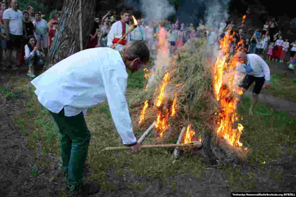 A tűzrakás a rituálé fontos része. A bátrabbak átugornak fölötte, ami a megtisztulást is jelképezheti.