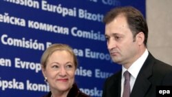 Comisarul UE Benita Ferrero Waldner cu premierul Vlad Filat la o conferință de presă la Bruxelles în septembrie 2009