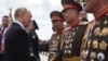 Presidenti rus, Vladimir Putin, përshëndet ushtarët koreanoveriorë në Sheshin e Kuq, pas paradës ushtarake me rastin e Ditës së Fitores, në qendër të Moskës, më 9 maj 2025.