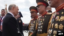 Rusiya prezidenti Vladimir Putin Moskvada keçirilən Qələbə Günü hərbi paradından sonra Şimali Koreya hərbçilərini salamlayır.