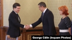 Președintele Nicușor Dan (în stânga) și liderul PSD, Sorin Grindeanu. În dreapta este vicepreședinta PSD, Olguța Vasilescu, primarul Craiovei și președintă a Asociației Municipiilor din România.