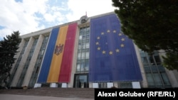 Unul din principalele obiective ale Guvernului Munteanu este încheierea negocierilor de aderare la Uniunea Europeană până în anul 2028.